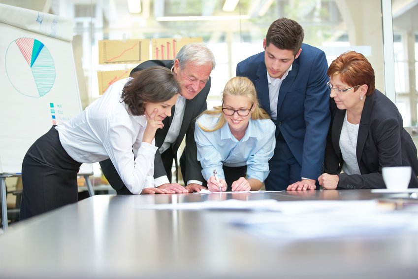 Zusammenarbeit vom erfolgreichen Business Team im Konferenzraum